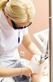 Лекарят извършва процедура по фототермолиза