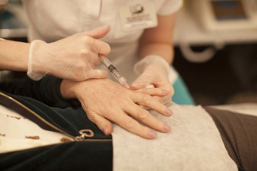 инжекционно подмладяване на кожата на ръцете