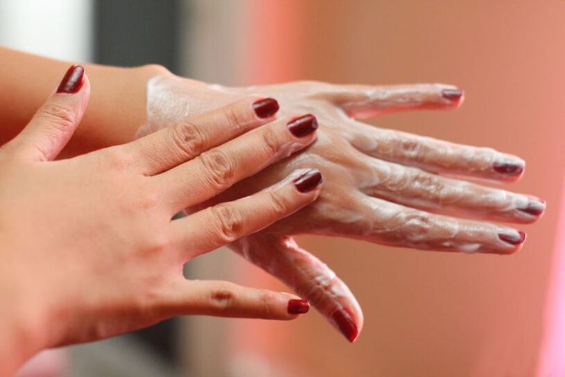 нанасяне на крем върху ръцете за подмладяване на кожата